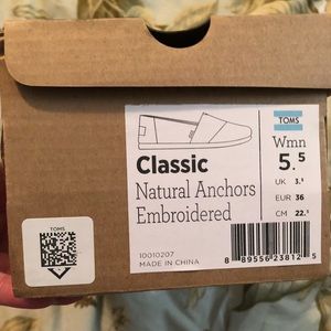 Toms classic canvas shoes